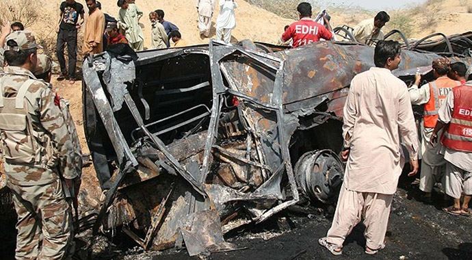 Pakistan'da otobüsle tanker çarpıştı, 57 ölü Pakistan'da otobüsle tanker çarpıştı, 57 ölü