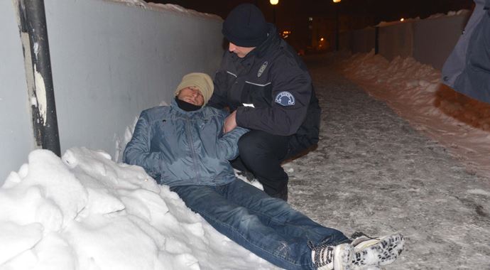 Polis onu karların arasında ölmek üzereyken buldu! Polis onu karların arasında ölmek üzereyken buldu!