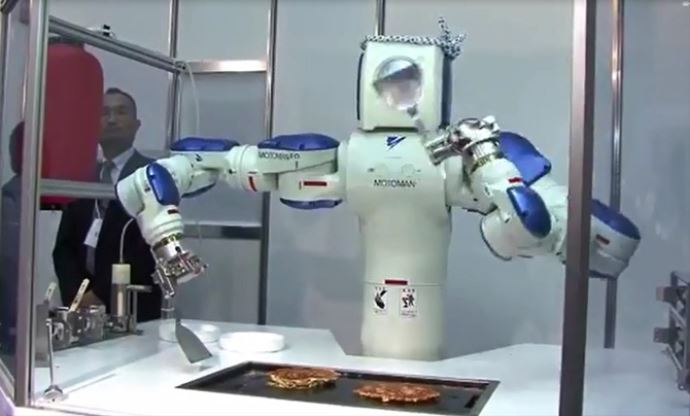 Ev hanımı gibi robot!