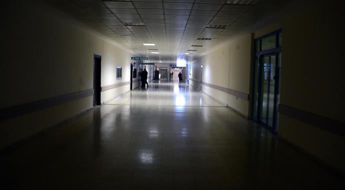 Hastane'de elektrikler kesildi, 4 hasta ölümden döndü Hastane'de elektrikler kesildi, 4 hasta ölümden döndü
