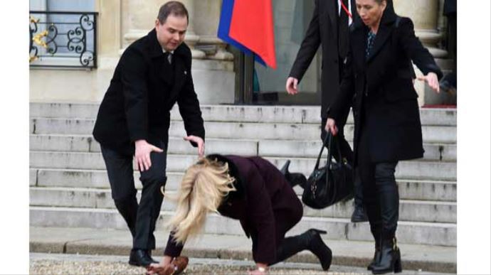 Paris'te talihsiz an...Başbakan böyle yere düştü!