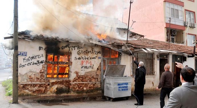 Annesini son anda dumanların içinden kurtardı Annesini son anda dumanların içinden kurtardı