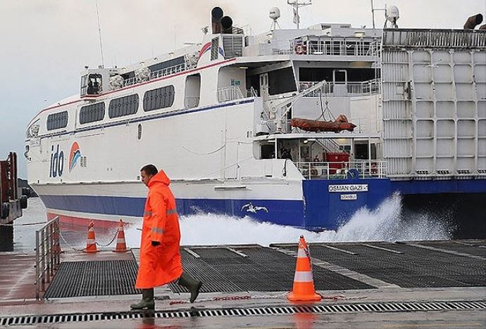 Çanakkale&#039;de lodos deniz ulaşımını felç etti