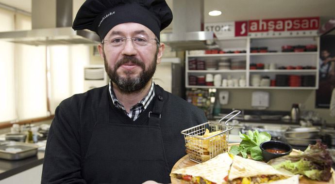 Dedesi gibi yaptı, tatlının yanına yemek de koydu 