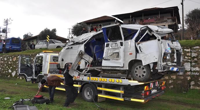 Öğrenci servisi şarampole uçtu, 12 yaralı Öğrenci servisi şarampole uçtu, 12 yaralı