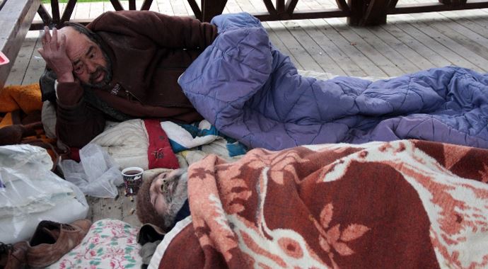 Soğuktan donarak ölen arkadaşına son defa baktı!