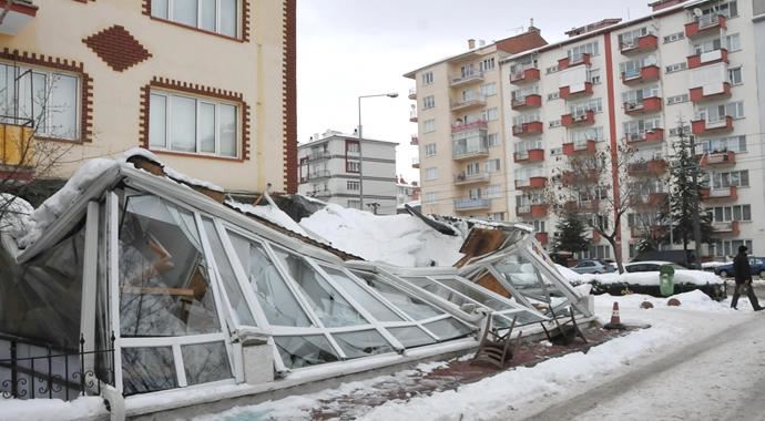 Fabrika&#039;daki garajın çatısı çöktü, 5 kişi yaralandı