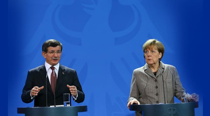 Başbakan Davutoğlu ve Merkel'den ortak basın toplantısı Başbakan Davutoğlu ve Merkel'den ortak basın toplantısı