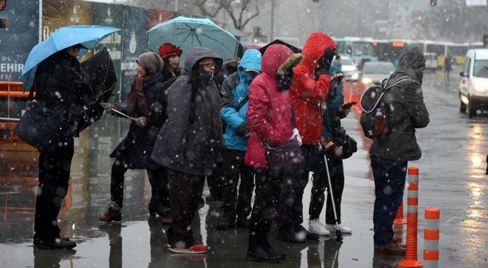 İstanbul'da kar başladı, yarın okullar tatil mi? (13 Ocak 2014) İstanbul'da kar başladı, yarın okullar tatil mi? (13 Ocak 2014)