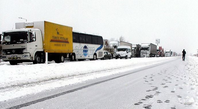Balıkesir-İstanbul karayolu ulaşıma kapandı Balıkesir-İstanbul karayolu ulaşıma kapandı