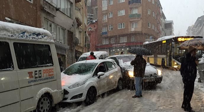 Yoğun kar, Bursa'da hayat felç etti! Yoğun kar, Bursa'da hayat felç etti!
