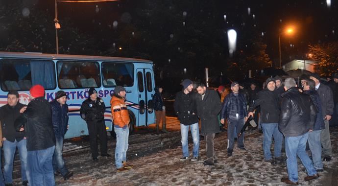 3 gündür karanlıkta olan mahalleli elektrik kurumunu bastı