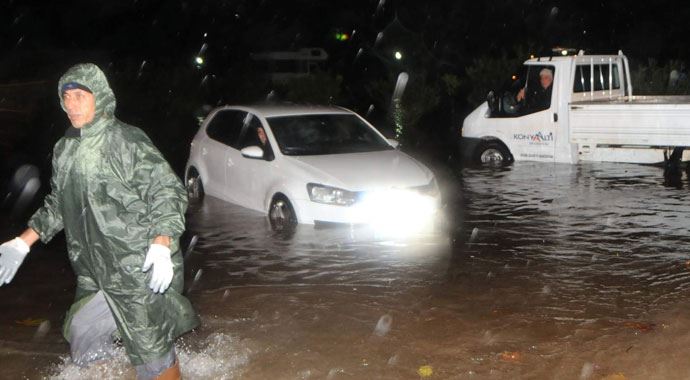 Antalya sağanak ve fırtınaya teslim Antalya sağanak ve fırtınaya teslim