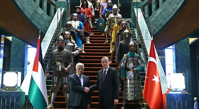 The Guardian'dan tarihi törene büyük terbiyesizlik The Guardian'dan tarihi törene büyük terbiyesizlik