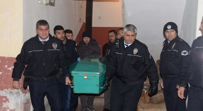 Mersin&#039;de kadın cinayeti, boğazı kesilerek öldürüldü