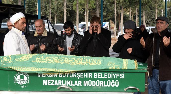 Cenazelerine bir avuç insan geldi! Cenazelerine bir avuç insan geldi!