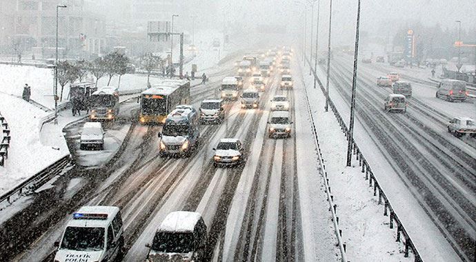 Kar yağışı İstanbul trafiğini rahatlattı Kar yağışı İstanbul trafiğini rahatlattı