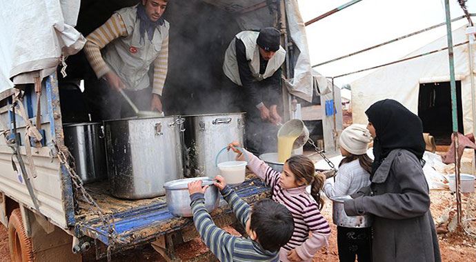 120 bin Suriyelinin sıcak yemek sevinci 120 bin Suriyelinin sıcak yemek sevinci
