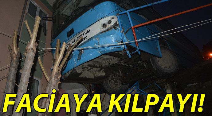 Halk otobüsü asılı kaldı, faciadan dönüldü