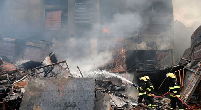 Canlı bomba cami yakınında kendini patlattı: 5 ölü Canlı bomba cami yakınında kendini patlattı: 5 ölü