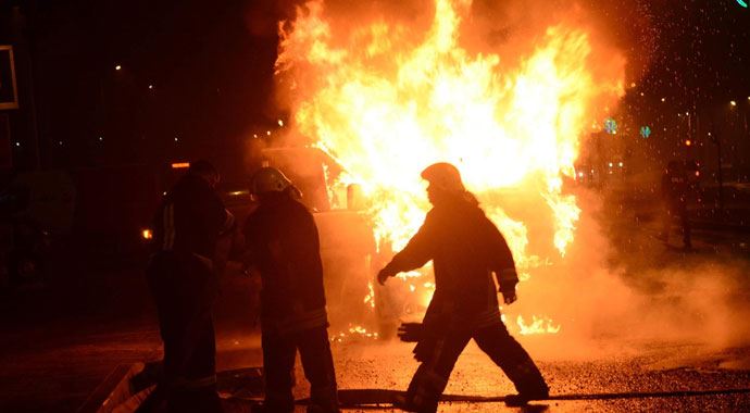 Seyir halindeki minibüs alev aldı Seyir halindeki minibüs alev aldı
