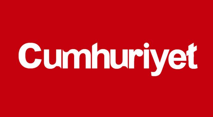 Cumhuriyet Gazetesi önünde bekleyiş Cumhuriyet Gazetesi önünde bekleyiş