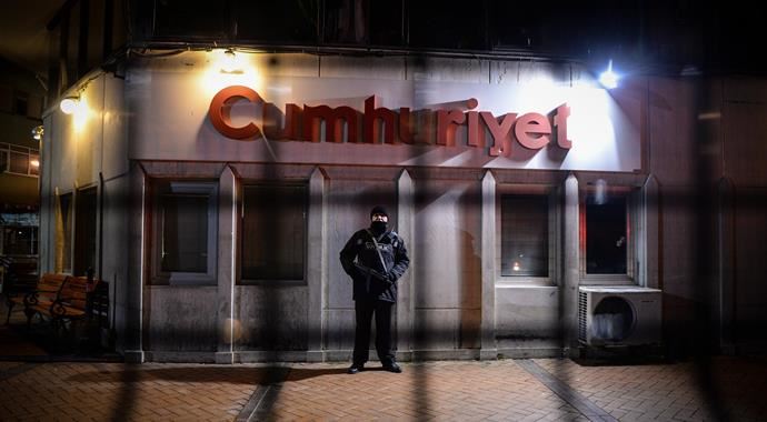 Cumhuriyet Gazetesi önünde Charlie Hebdo gerginliği! Cumhuriyet Gazetesi önünde Charlie Hebdo gerginliği!