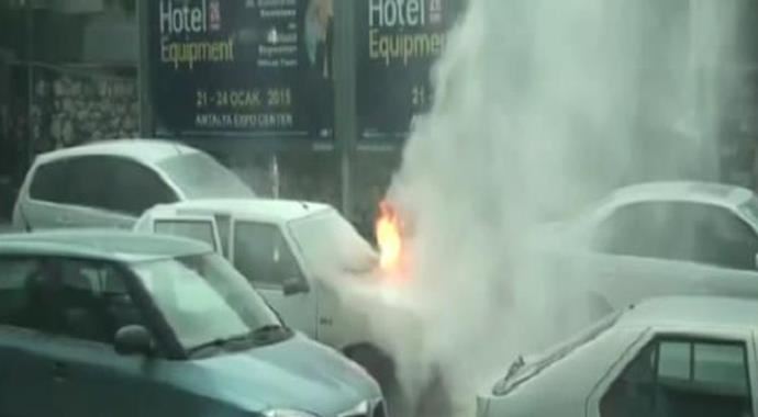 Trafikte seyir halindeki arabası yandı! Trafikte seyir halindeki arabası yandı!