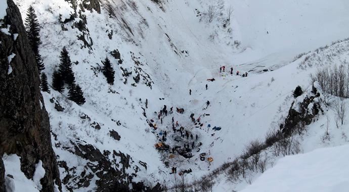 Çığ altında kalan işçileri arama çalışmaları yeniden başladı