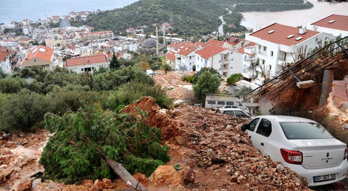 Kaş'ta sel suları hayatı felç etti, yaşam durdu! Kaş'ta sel suları hayatı felç etti, yaşam durdu!