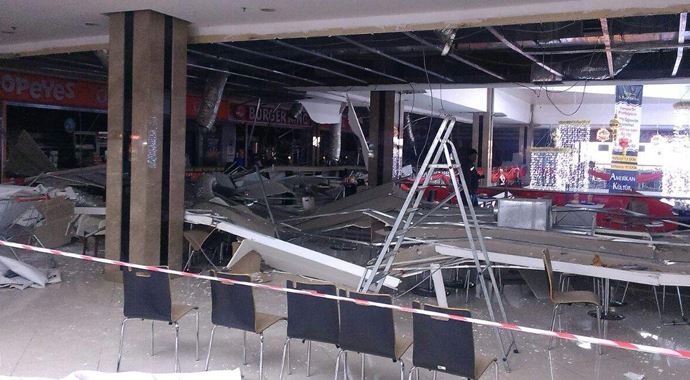Alışveriş merkezinde tavan çöktü, yaralılar var Alışveriş merkezinde tavan çöktü, yaralılar var