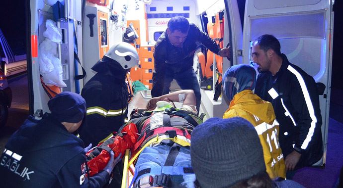 Manisa'da tır devrildi: 2 yaralı