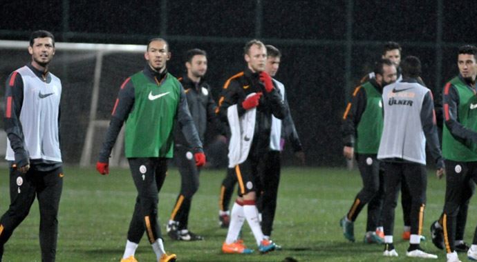 Galatasaray Alanya'da ilk antrenmanını yaptı Galatasaray Alanya'da ilk antrenmanını yaptı