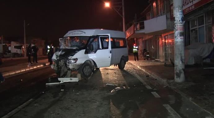 Minibüs direğe çarptı: 1'ağır 5 yaralı Minibüs direğe çarptı: 1'ağır 5 yaralı