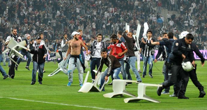 Olaylı Beşiktaş - Galatasaray maçında son karar Olaylı Beşiktaş - Galatasaray maçında son karar