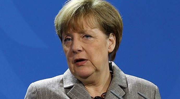 Merkel, 'Cami saldırılarının peşine düşeceğiz' Merkel, 'Cami saldırılarının peşine düşeceğiz'
