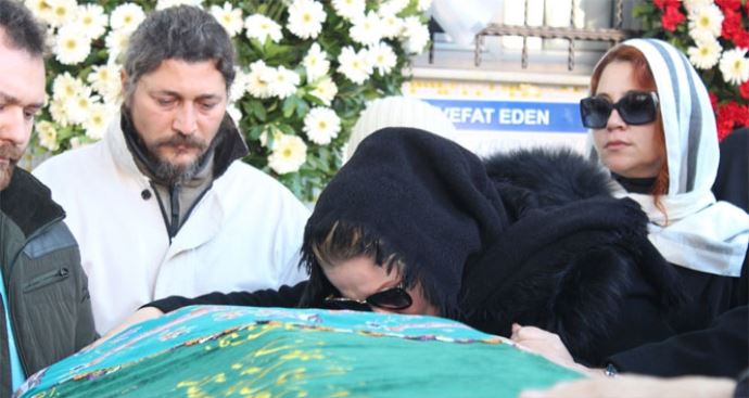 Zahide Yetiş'in annesi son yolculuğuna uğurlandı Zahide Yetiş'in annesi son yolculuğuna uğurlandı