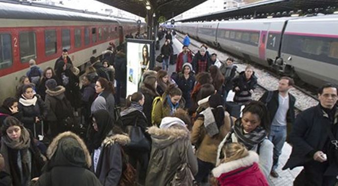 Fransa'da yeni alarm! Tren garı boşaltıldı Fransa'da yeni alarm! Tren garı boşaltıldı