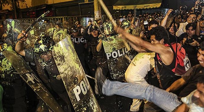 Peru'da işçi ve polisler birbirine girdi! Peru'da işçi ve polisler birbirine girdi!