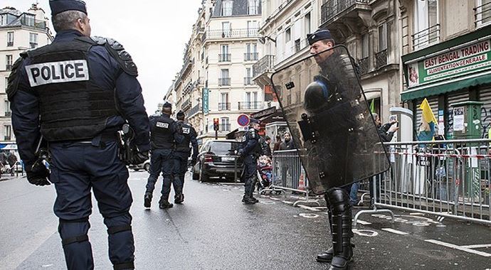 Paris&#039;te 12 terör gözaltısı