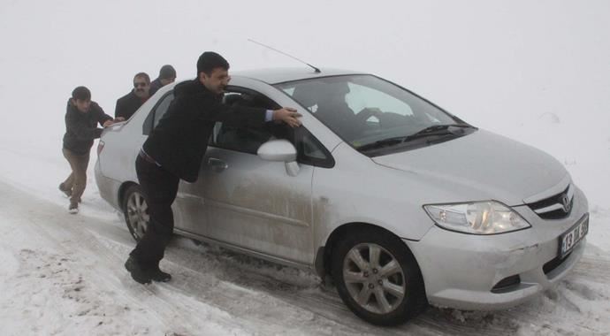 Arabalar yolda kaldı Arabalar yolda kaldı