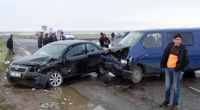 Diyarbakır&#039;da trafik kazası, 15 yaralı var