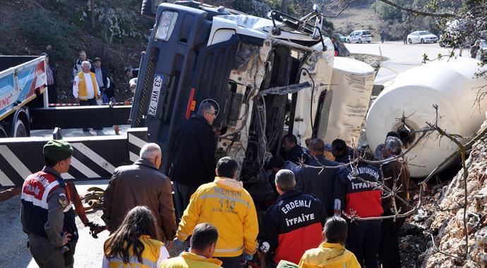 Mersin'de korkunç kaza, 1 ölü 2 de yaralı var Mersin'de korkunç kaza, 1 ölü 2 de yaralı var