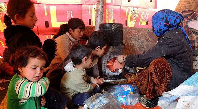Suriyeliler dondurucu soğukta yaşam mücadelesi veriyor