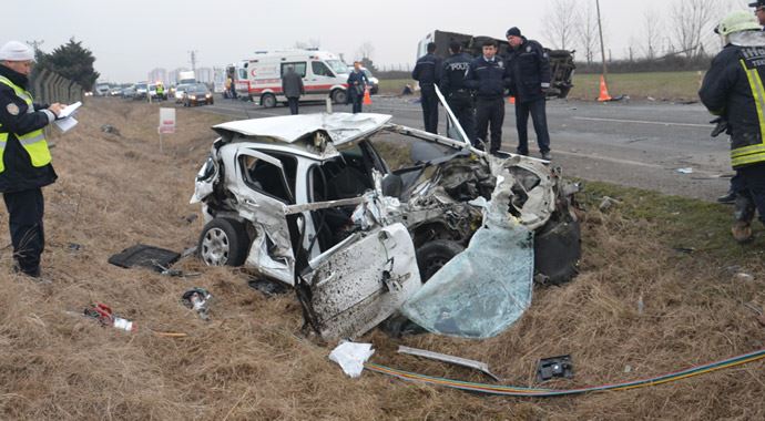 Otomobil ile işçi servisi çarpıştı: 1 ölü 20 yaralı
