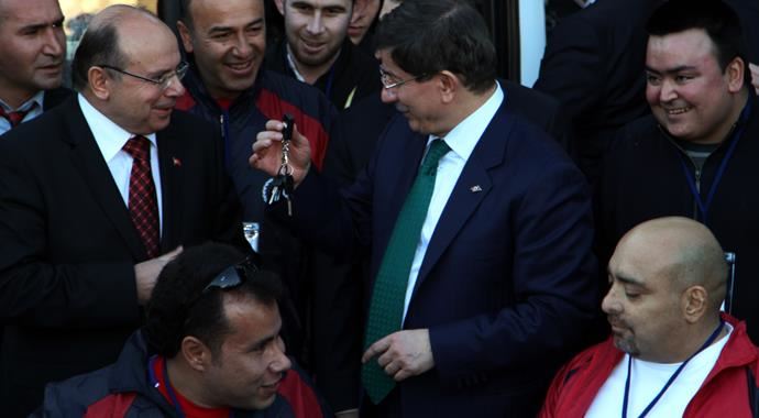 Davutoğlu'ndan engelli sporculara büyük sürpriz Davutoğlu'ndan engelli sporculara büyük sürpriz