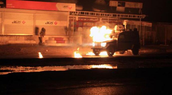 Polis araçlarına molotoflu saldırı Polis araçlarına molotoflu saldırı