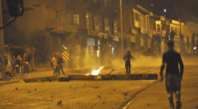 Hakkari'de 3 polis açığa alındı Hakkari'de 3 polis açığa alındı