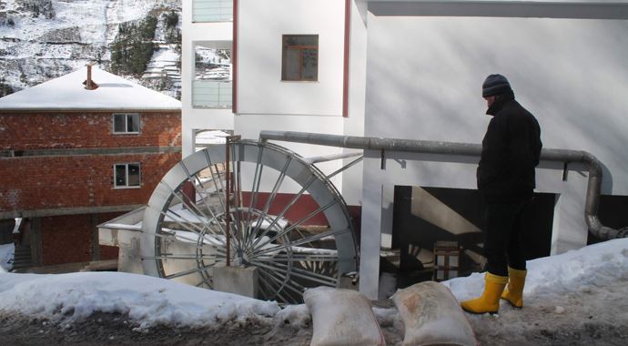 Evlerinin elektriğini kendileri üretiyor Evlerinin elektriğini kendileri üretiyor