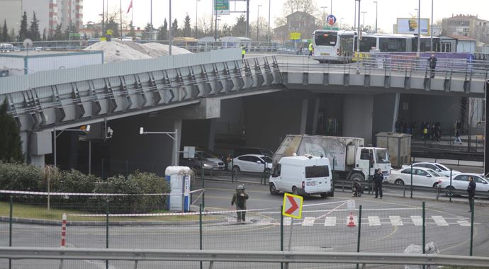 Metrobüs durağında bomba paniği! Metrobüs durağında bomba paniği!